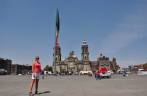Passadem pela Zócalo, a praça central da cidade, com a Catedral ao fundo (Cidade do México, capital do país)